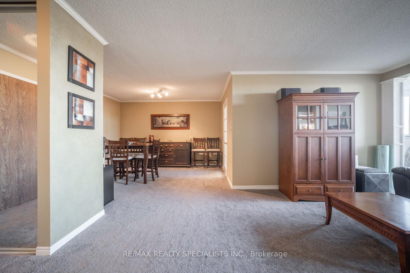 2 Bedrooms Condo at 4235 Sherwoodtowne, Mississauga For sale