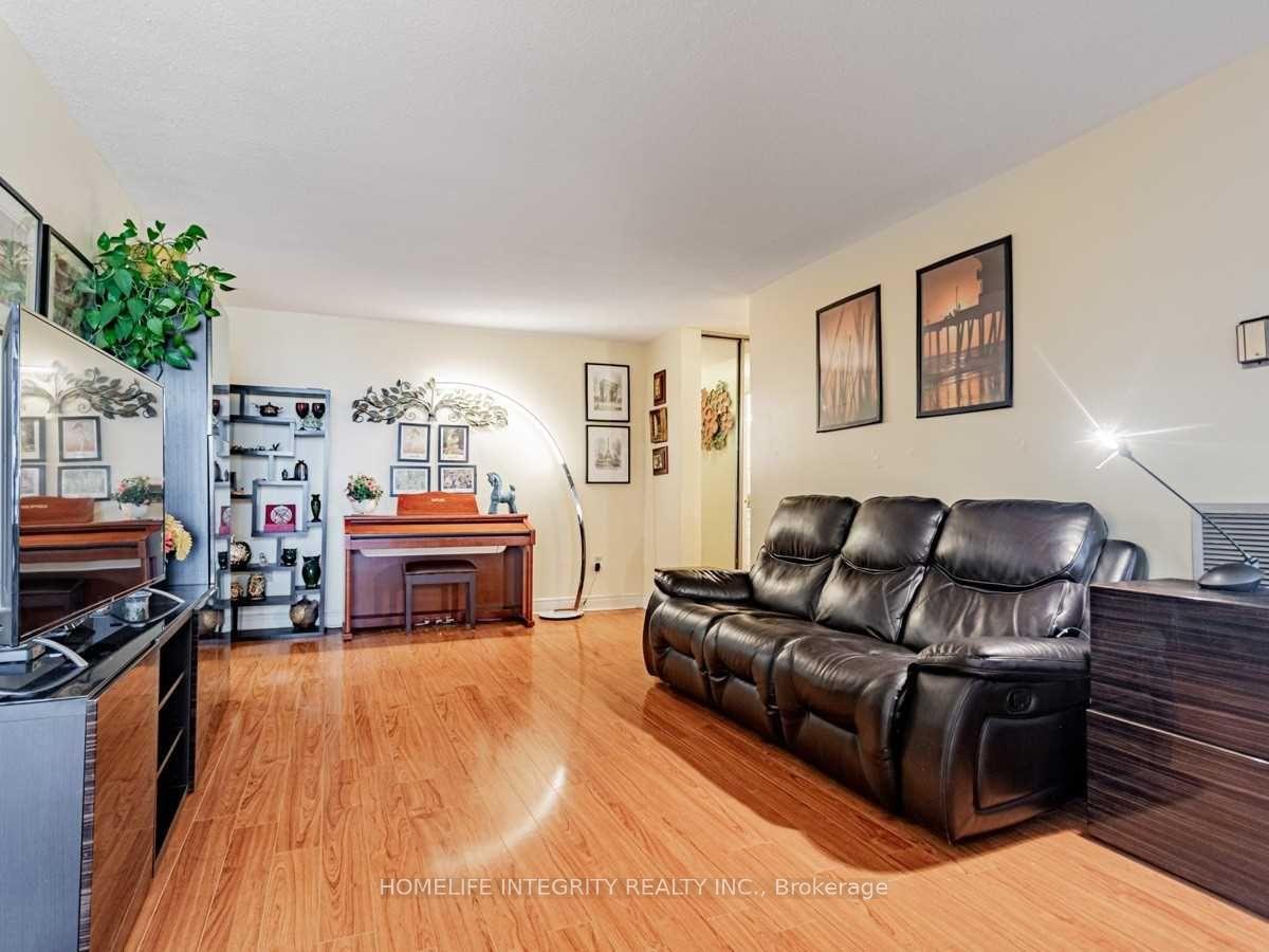 3 Bedrooms Condo at 150 Neptune, Toronto For sale