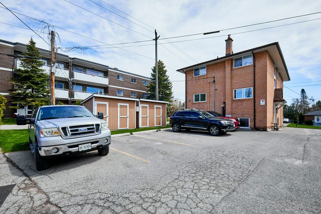 706 Dunlop Street W