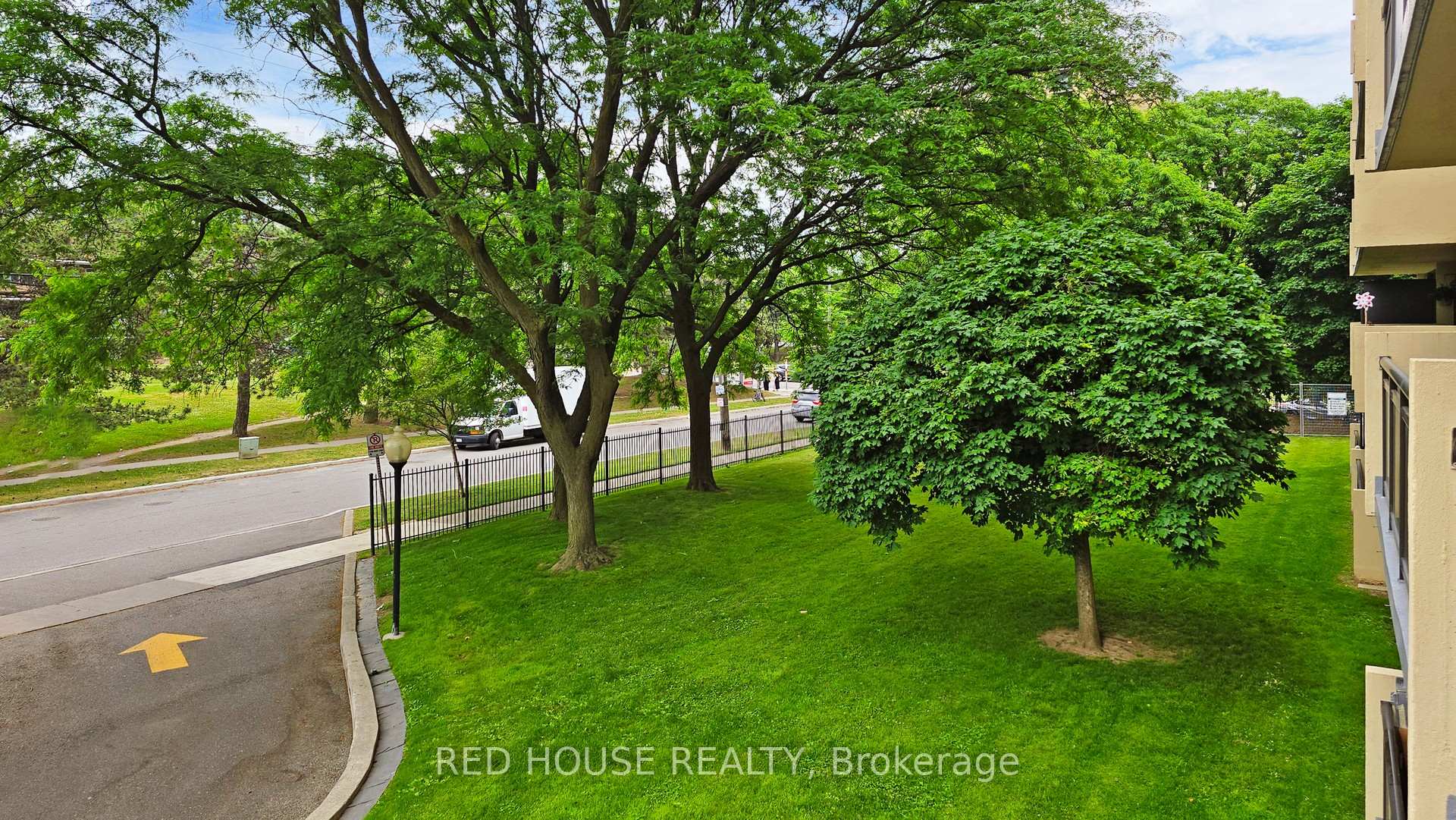 2 Bedrooms Condo at 5 Frith, Toronto For sale
