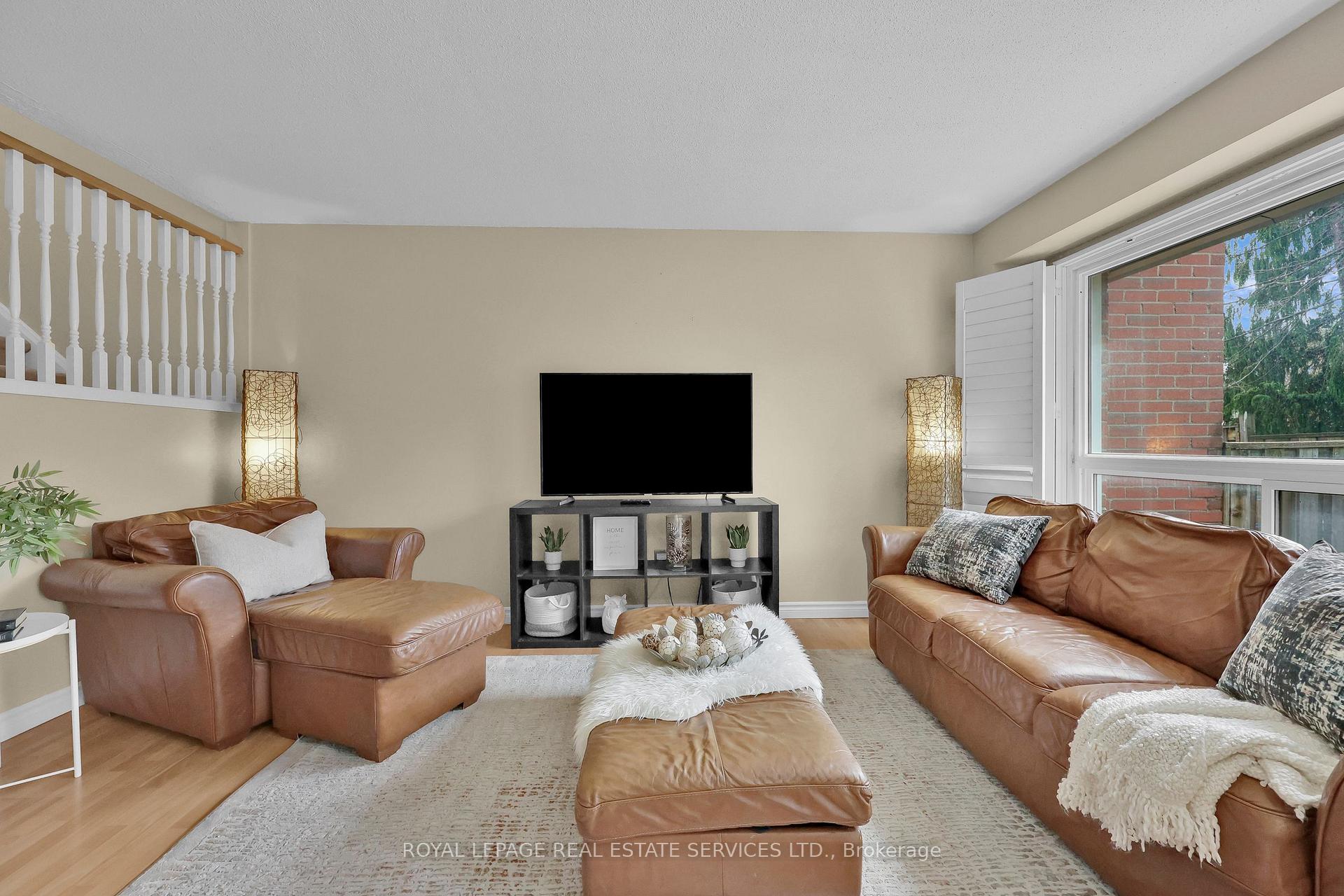 3 Bedrooms Condo at 3125 Fifth, Mississauga For sale