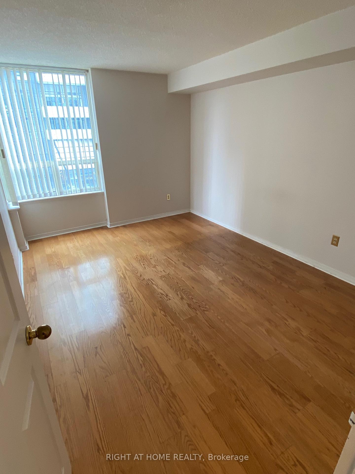 3 Bedrooms Condo at 330 Rathburn, Mississauga For sale