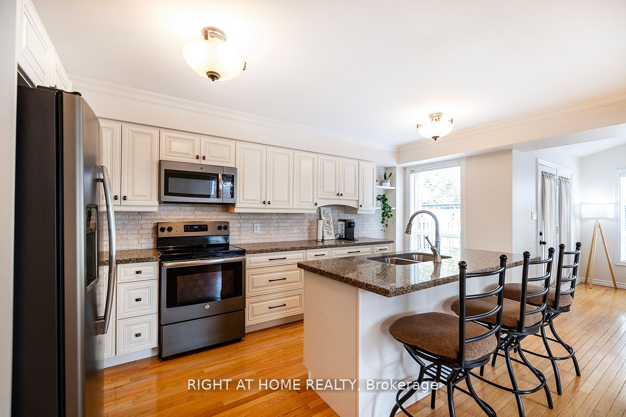 14 Brownstone Crescent, Clarington, ON L1E 2Y1