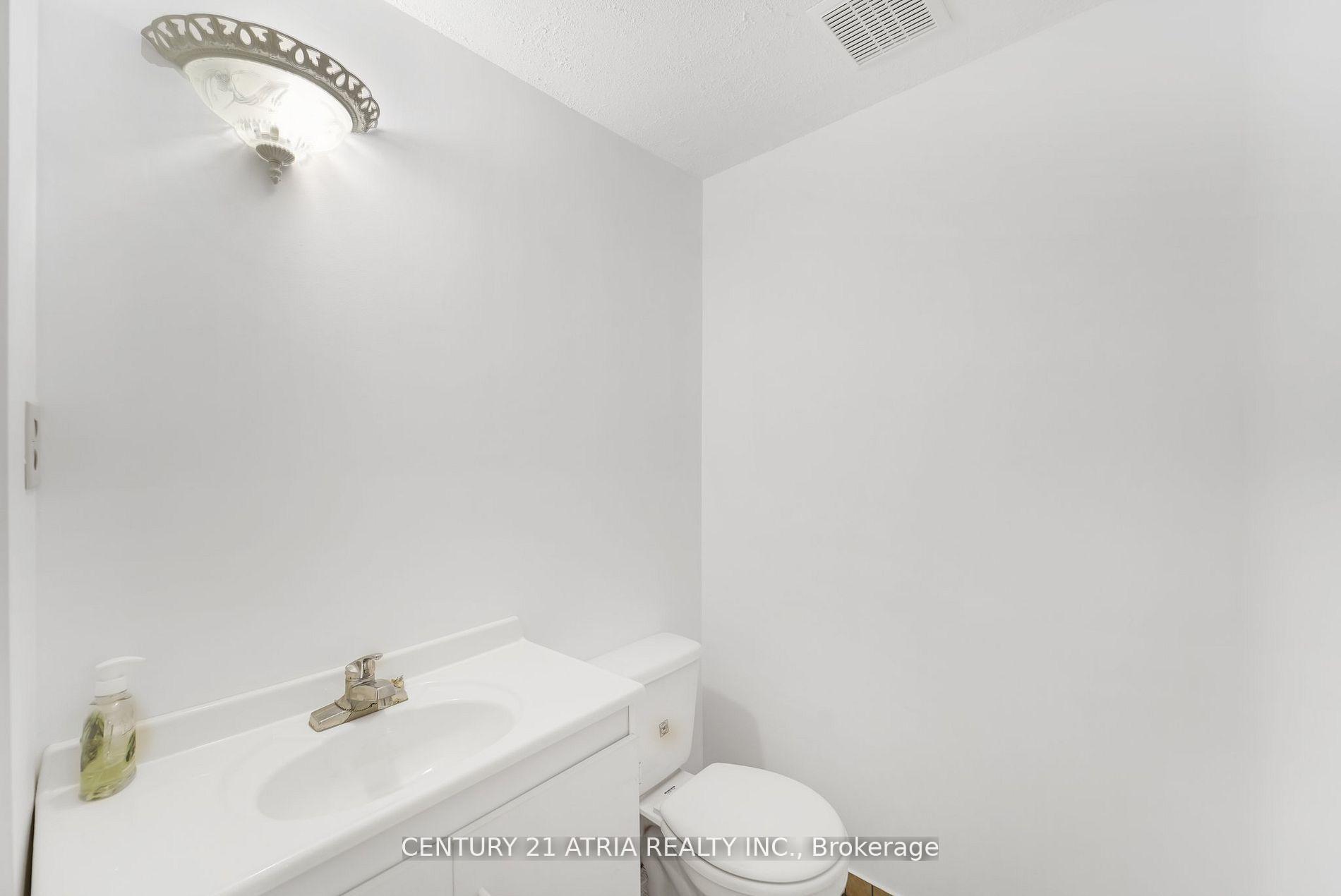 3 Bedrooms Condo at 1485 Torrington, Mississauga For sale