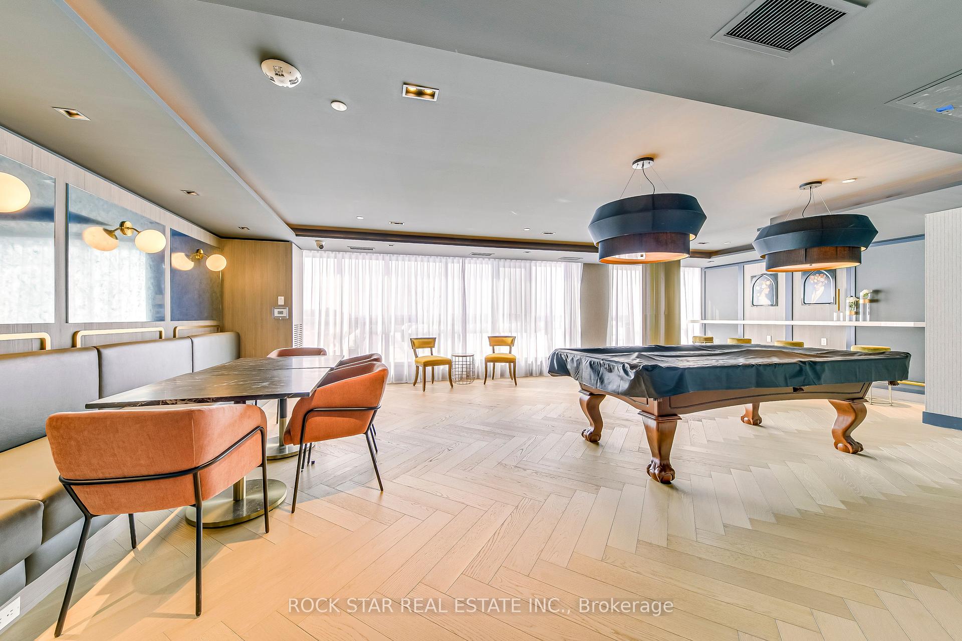 2 Bedrooms Condo at 405 Dundas,  Oakville For sale