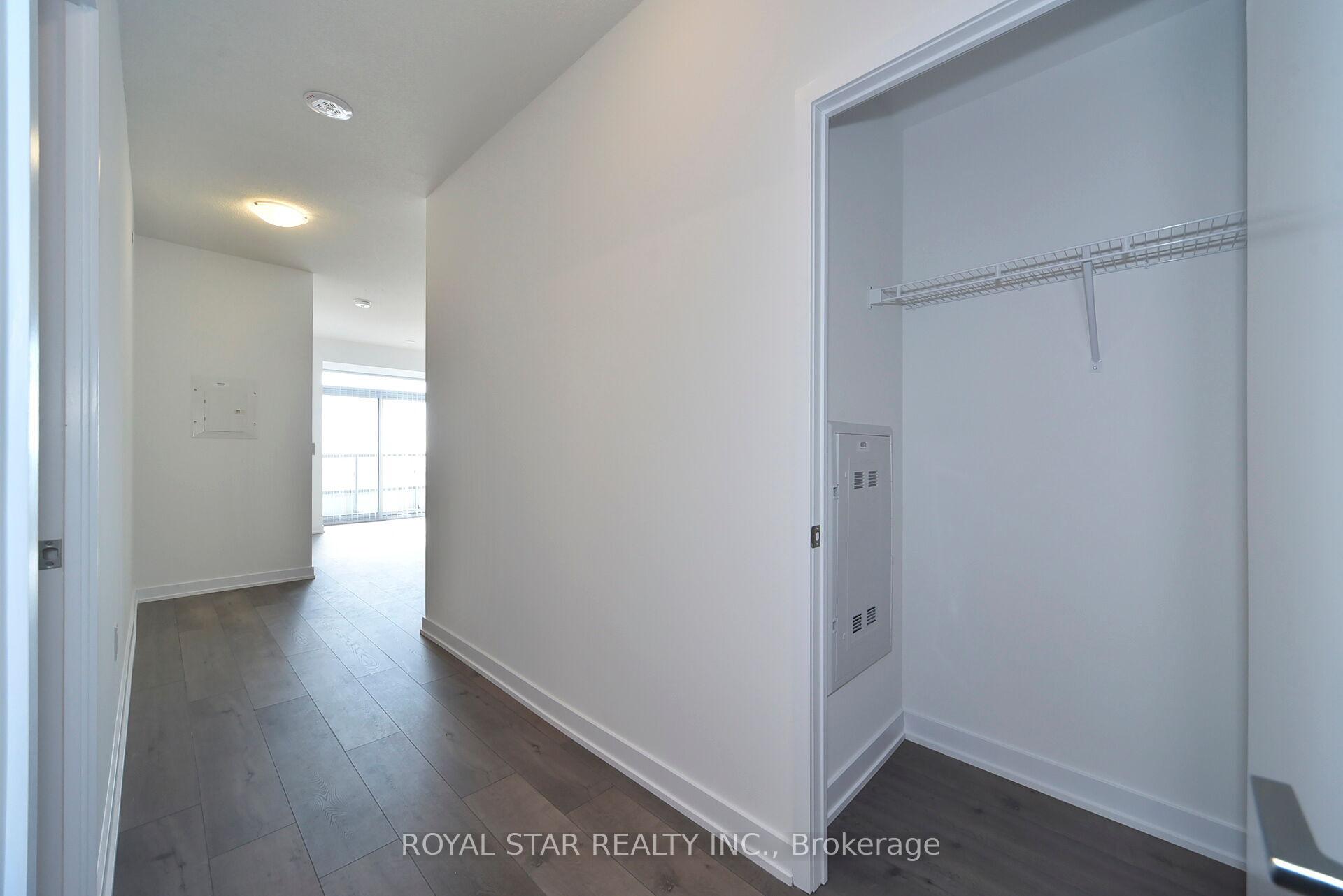 2 Bedrooms Condo at 10 Honeycrisp, Vaughan For sale