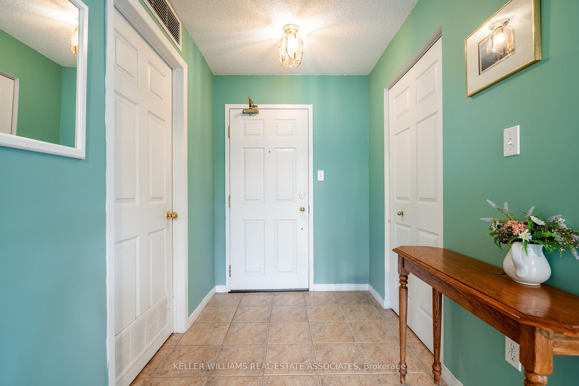 2 Bedrooms Condo at 216 Plains, Burlington For sale