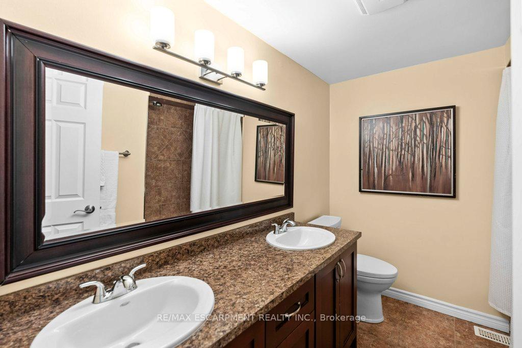 3 Bedrooms Condo at 29 HERITAGE, Hamilton For sale