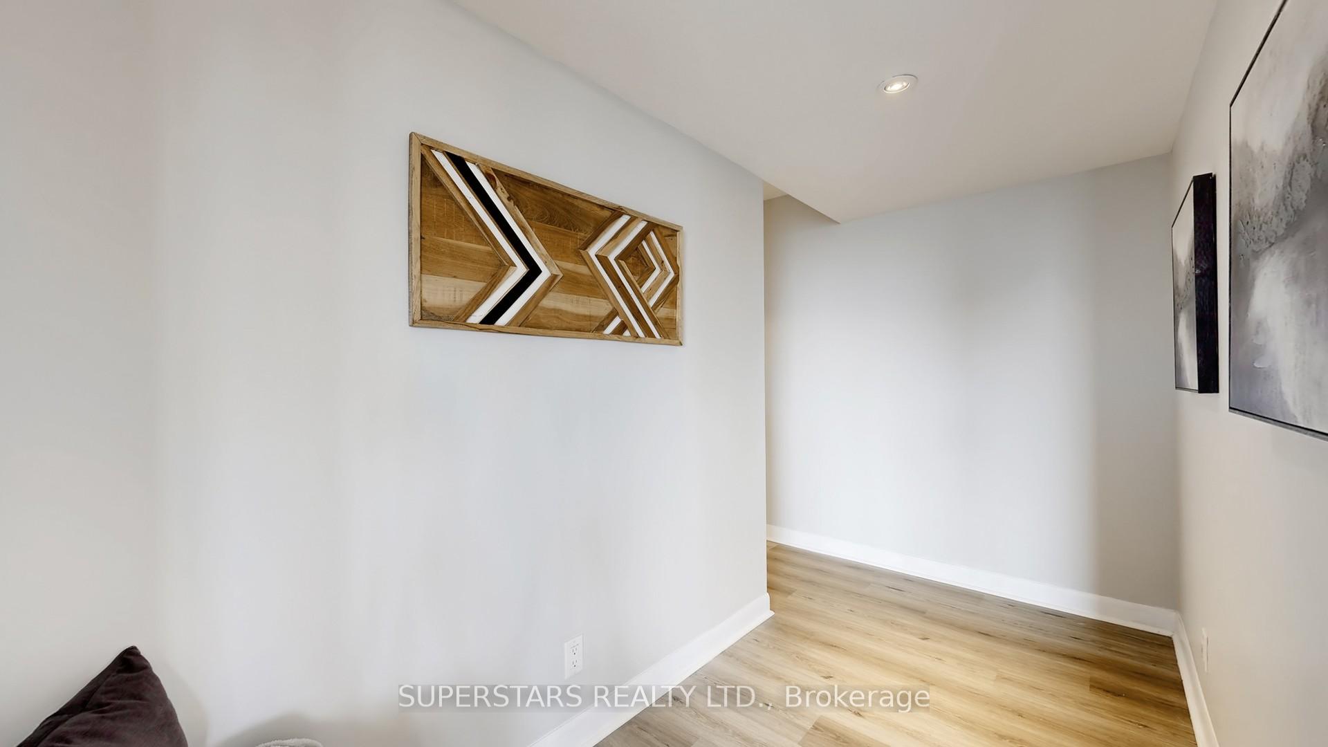 2 Bedrooms Condo at 25 Town Centre, Toronto For sale