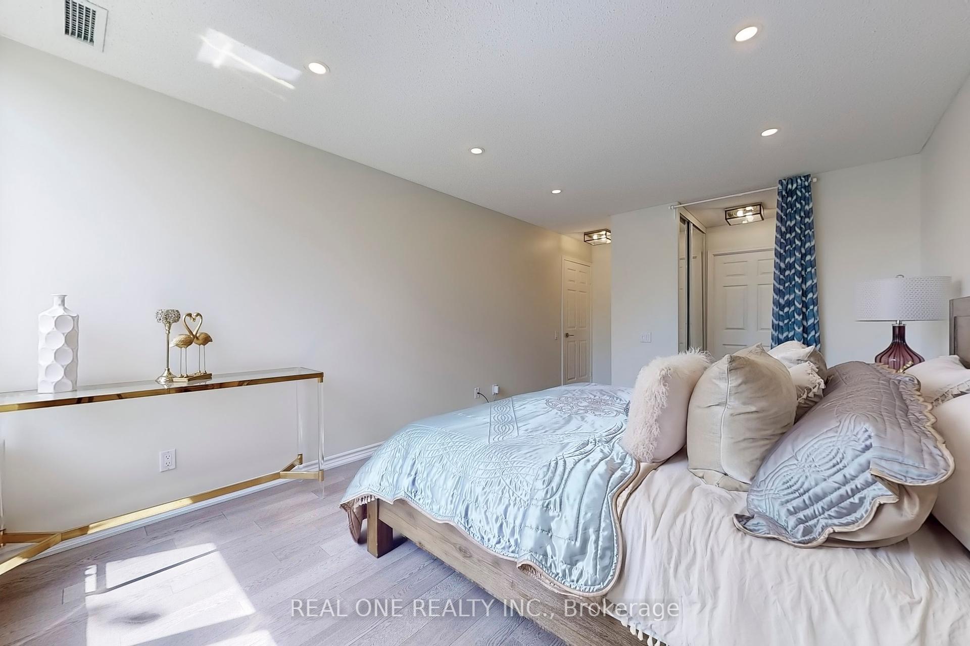 2 Bedrooms Condo at 8 Covington, Toronto For sale
