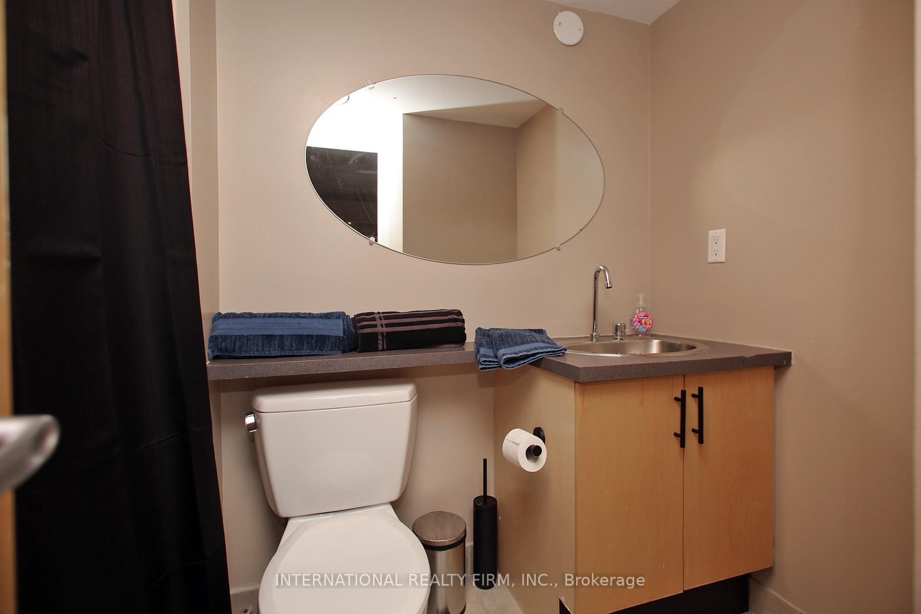 2 Bedrooms Condo at 800 King, Toronto For sale