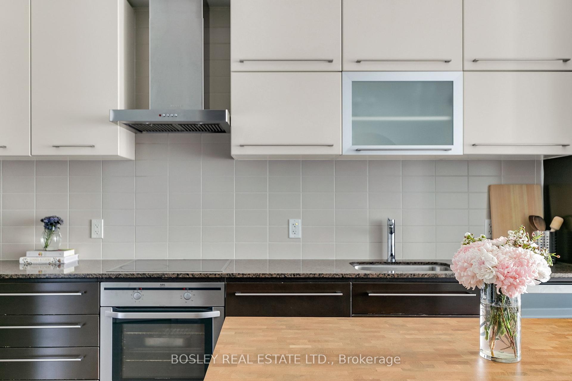 2 Bedrooms Condo at 770 Bay, Toronto For sale