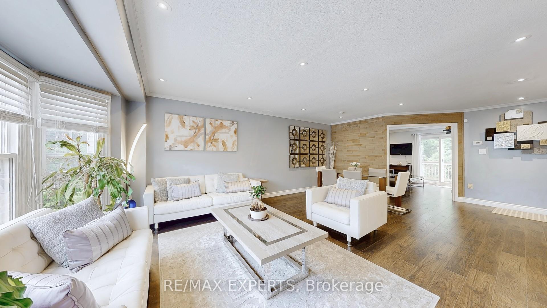 3 Bedrooms Condo at 43 Tamarack, Toronto For sale