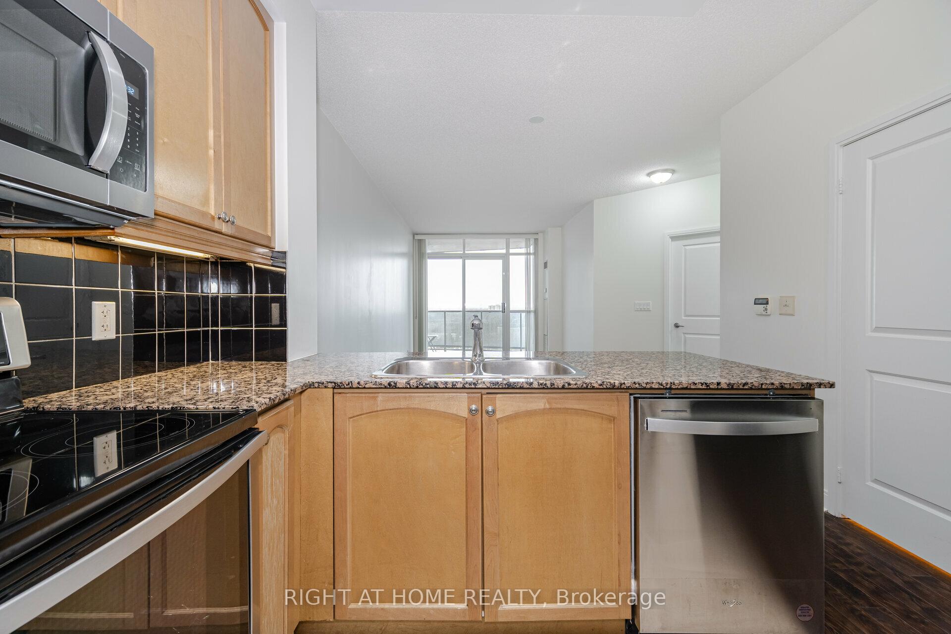 2 Bedrooms Condo at 70 Absolute, Mississauga For sale