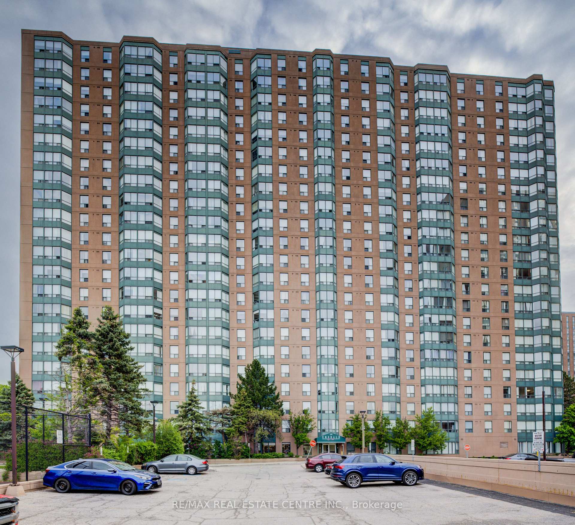 2 Bedrooms Condo at 135 Hillcrest, Mississauga For sale
