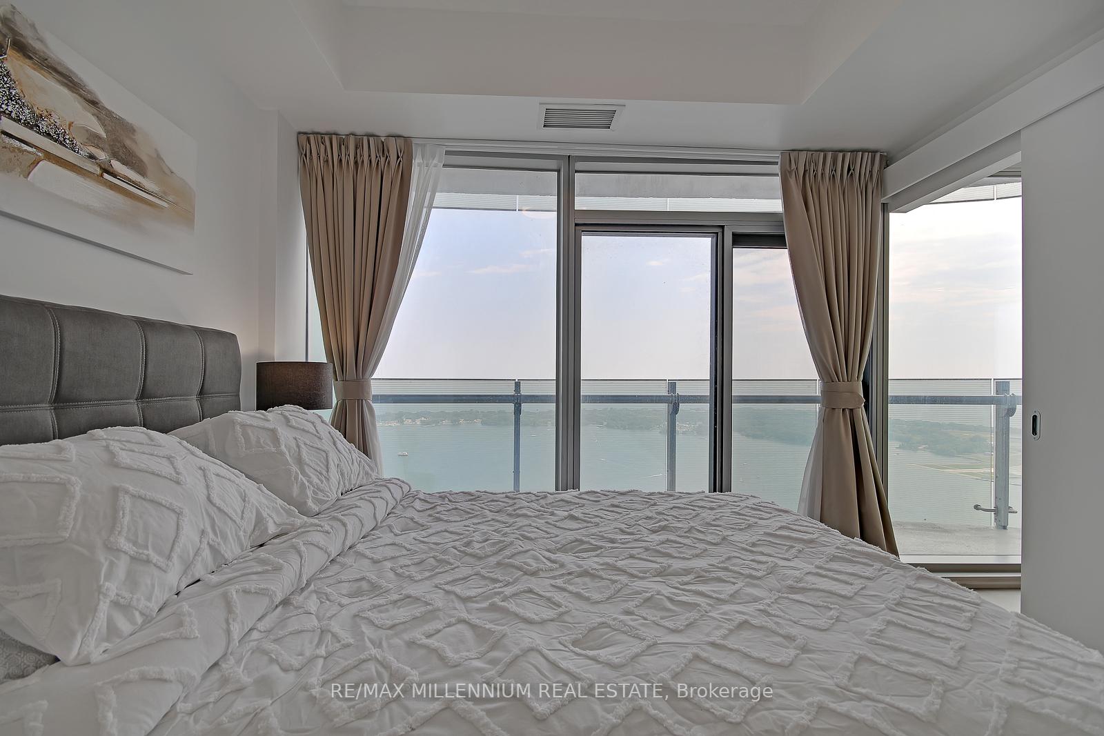 3 Bedrooms Condo at 12 York,  Toronto For sale