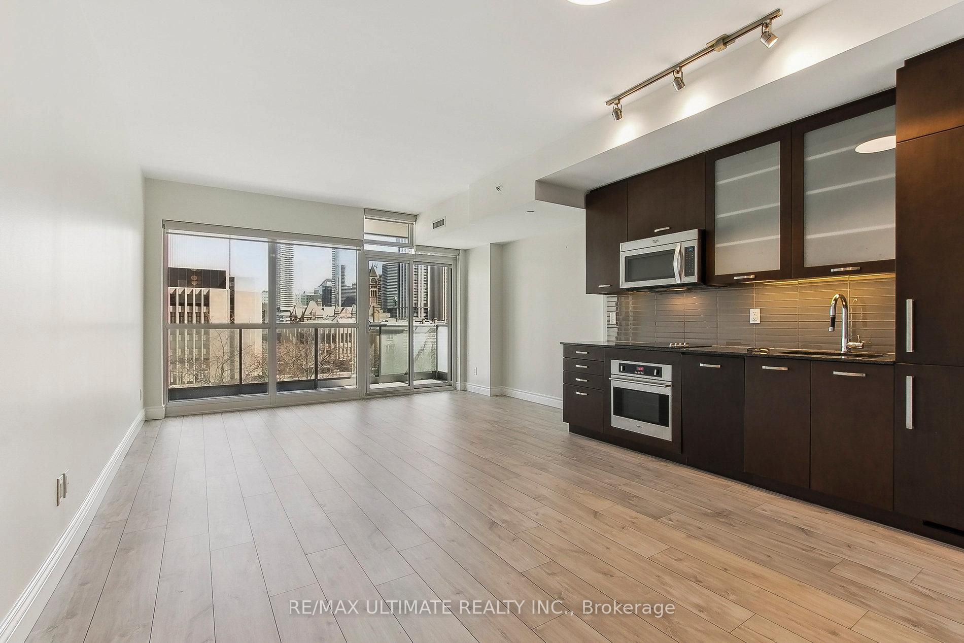 2 Bedrooms Condo at 210 Simcoe, Toronto For sale