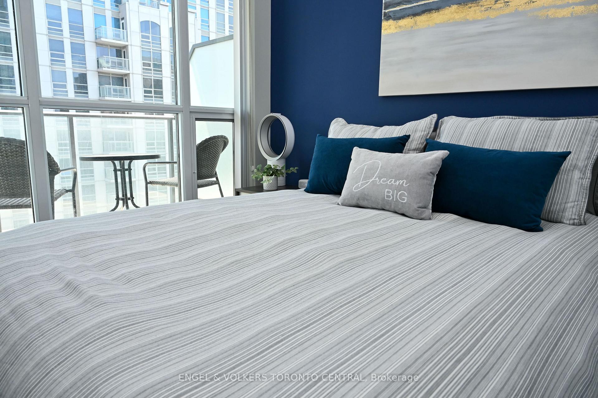 2 Bedrooms Condo at 770 Bay, Toronto For sale