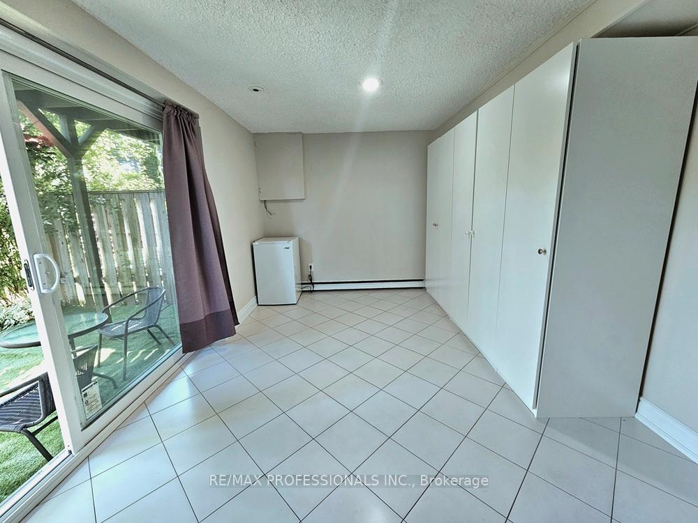 4 Bedrooms Condo at 2651 Aquitaine, Mississauga For sale