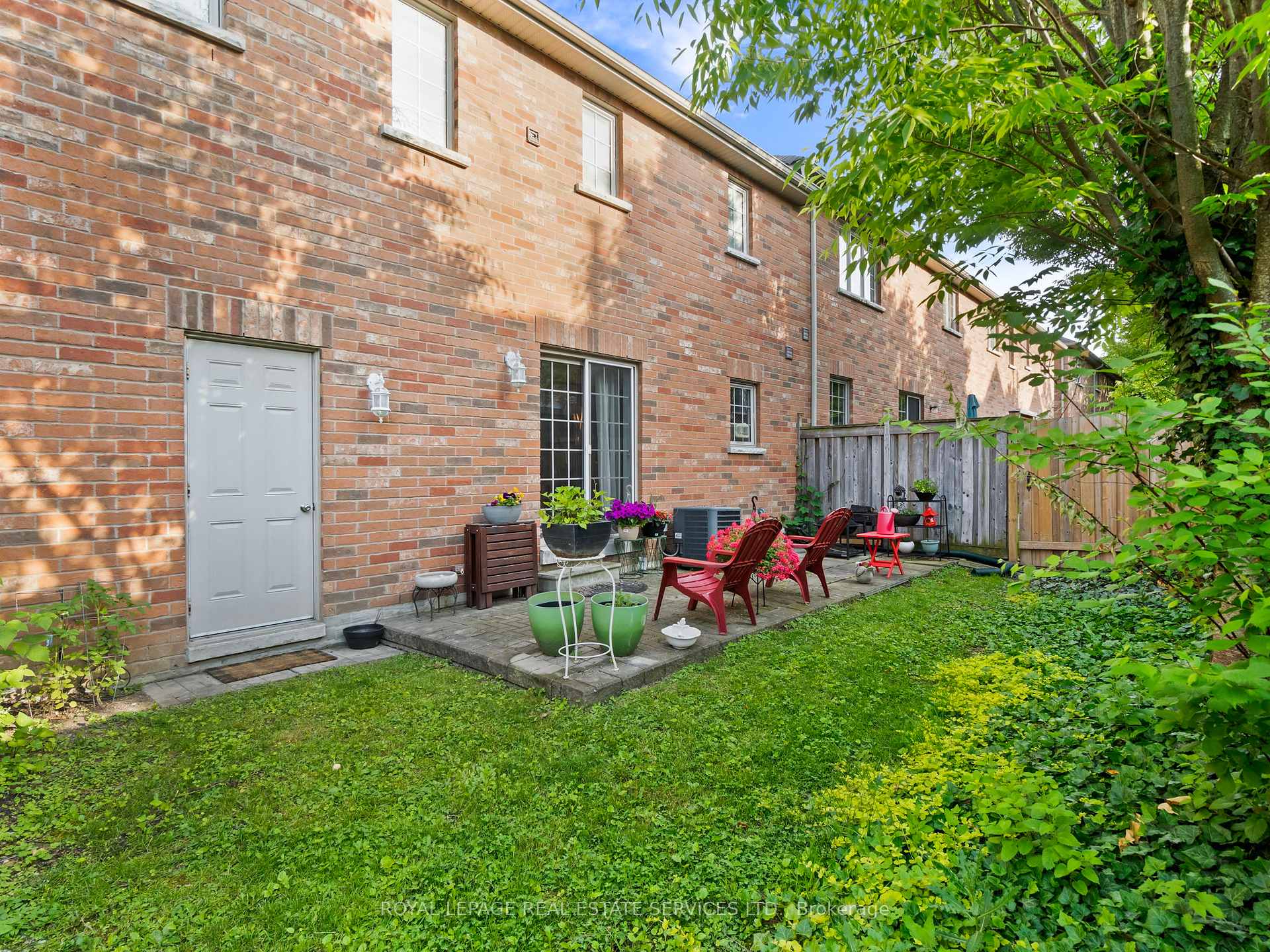 3 Bedrooms Condo at 3040 Fifth, Mississauga For sale
