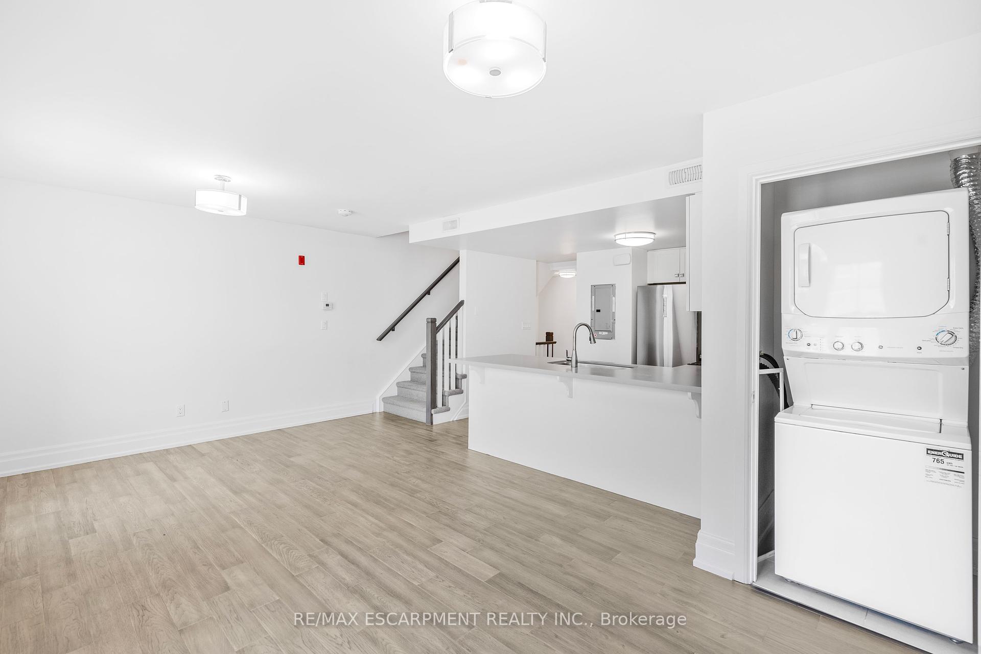 2 Bedrooms Condo at 760 Lakeshore, Mississauga For sale