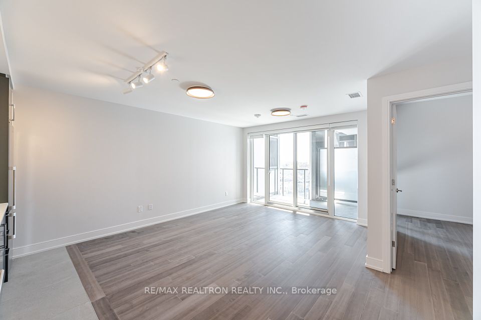 664 Spadina