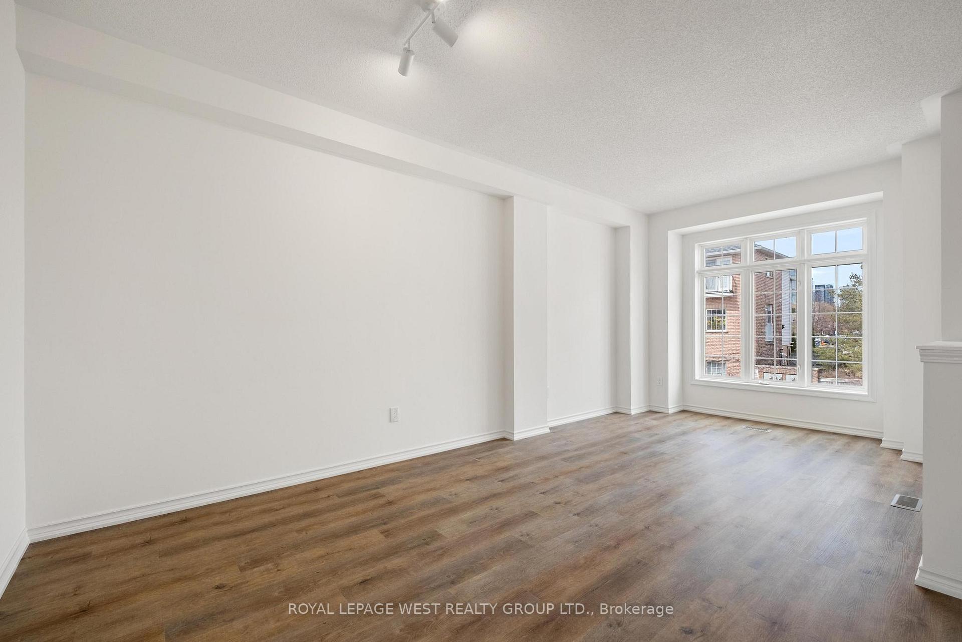 3 Bedrooms Condo at 280 Hillcrest,  Mississauga For sale