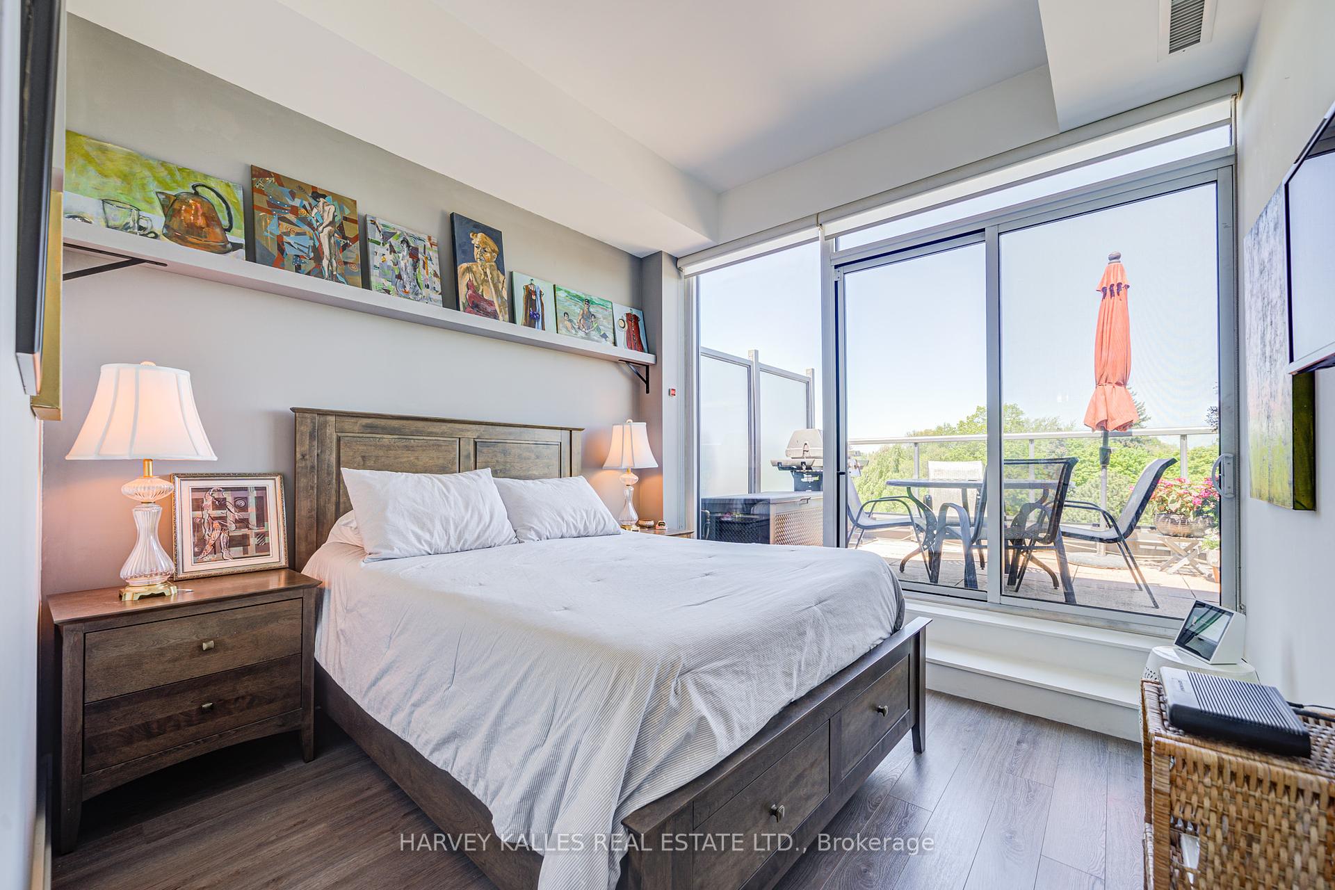 2 Bedrooms Condo at 6 Parkwood, Toronto For sale