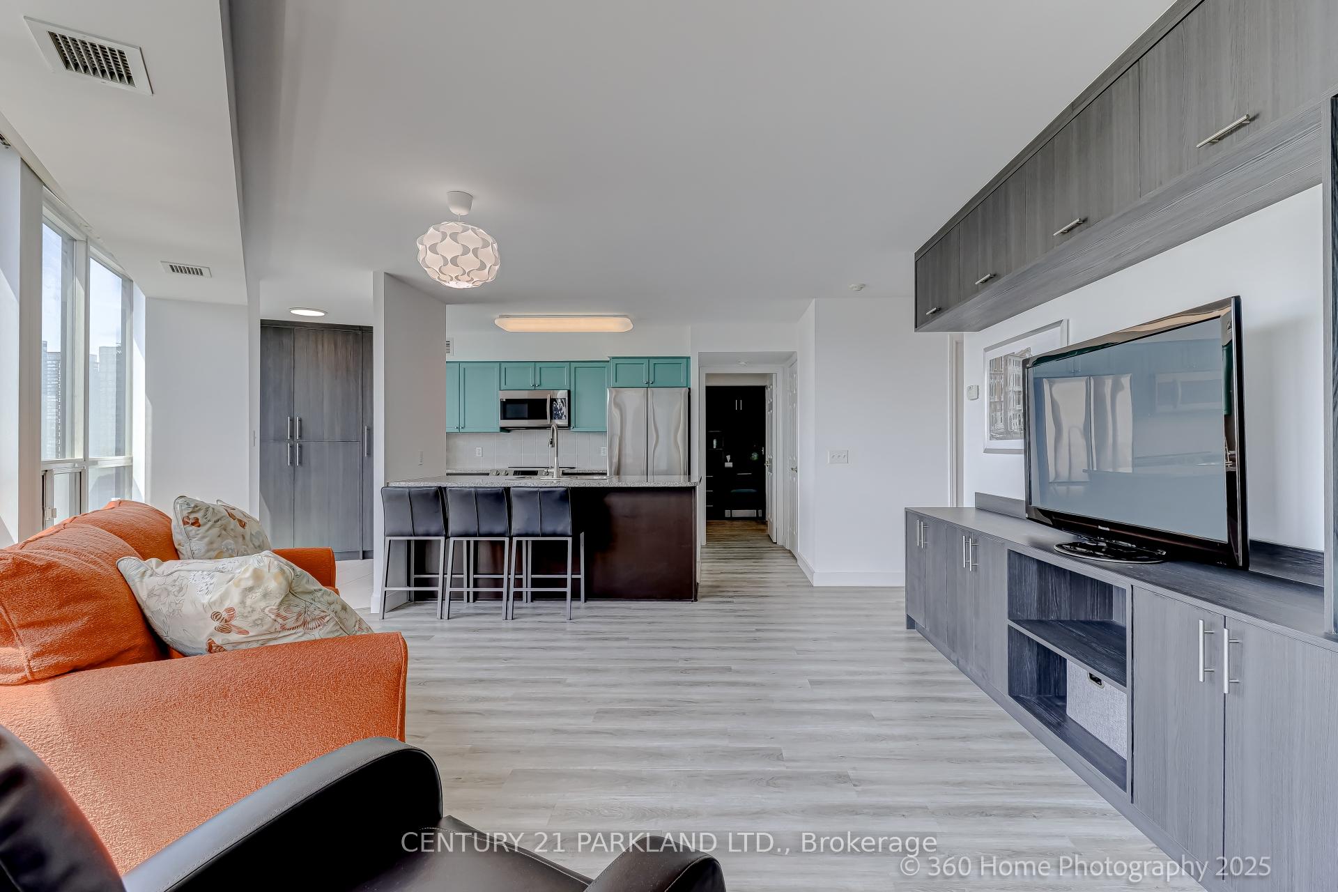 2 Bedrooms Condo at 30 Grand Trunk, Toronto For sale