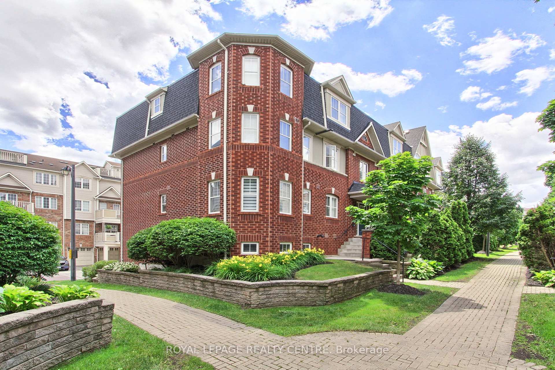 3 Bedrooms Condo at 750 Neighbourhood,  Mississauga For sale