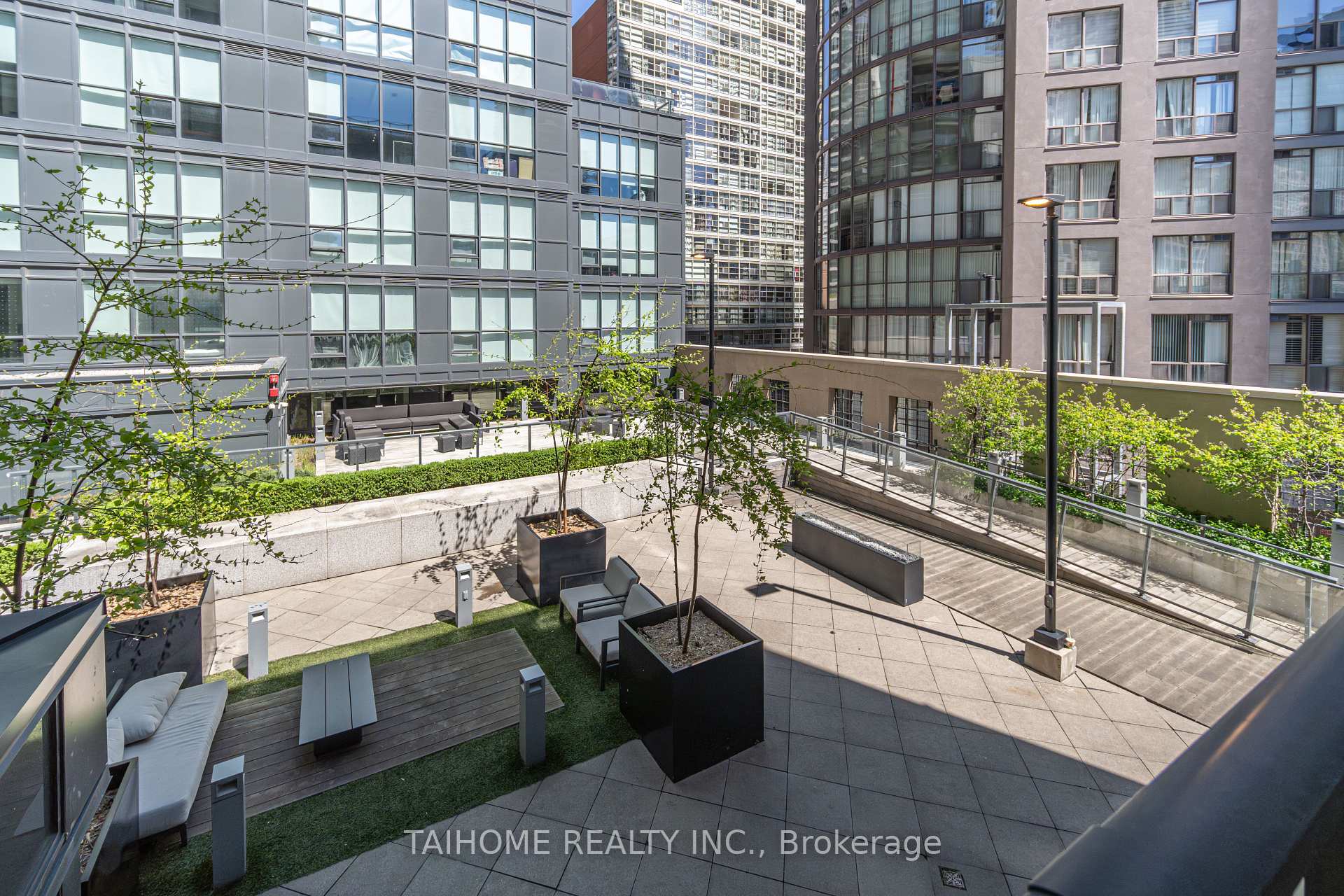 2 Bedrooms Condo at 955 Bay, Toronto For sale