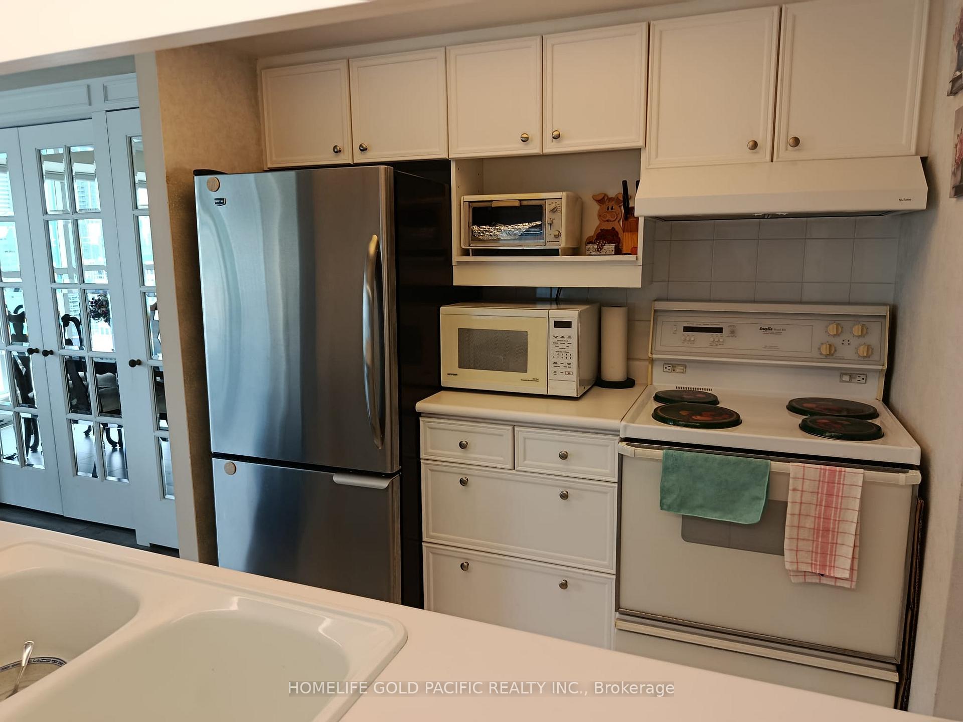 2 Bedrooms Condo at 77 Harbour, Toronto For sale