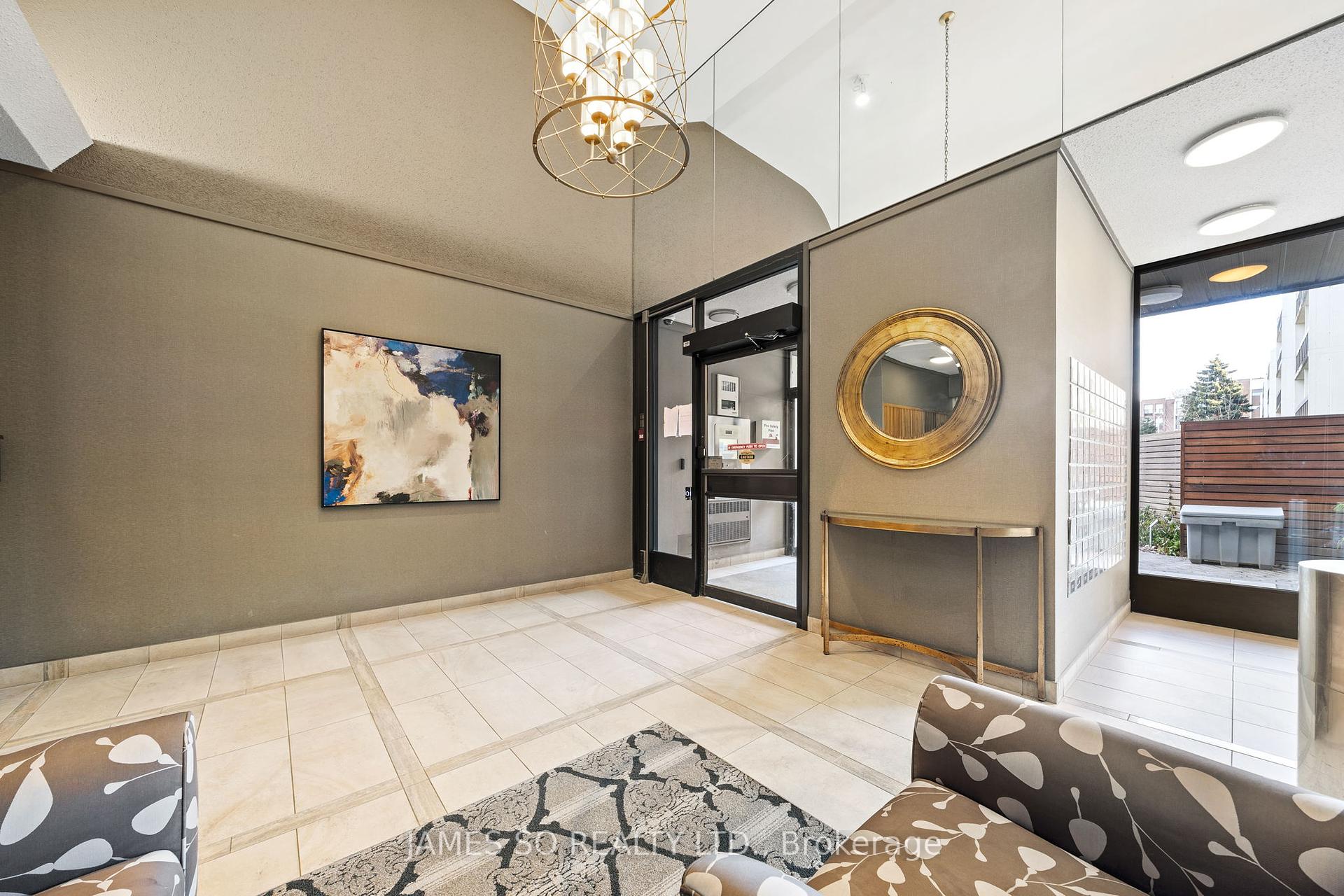 3 Bedrooms Condo at 20 Fashion Roseway,  Toronto For sale