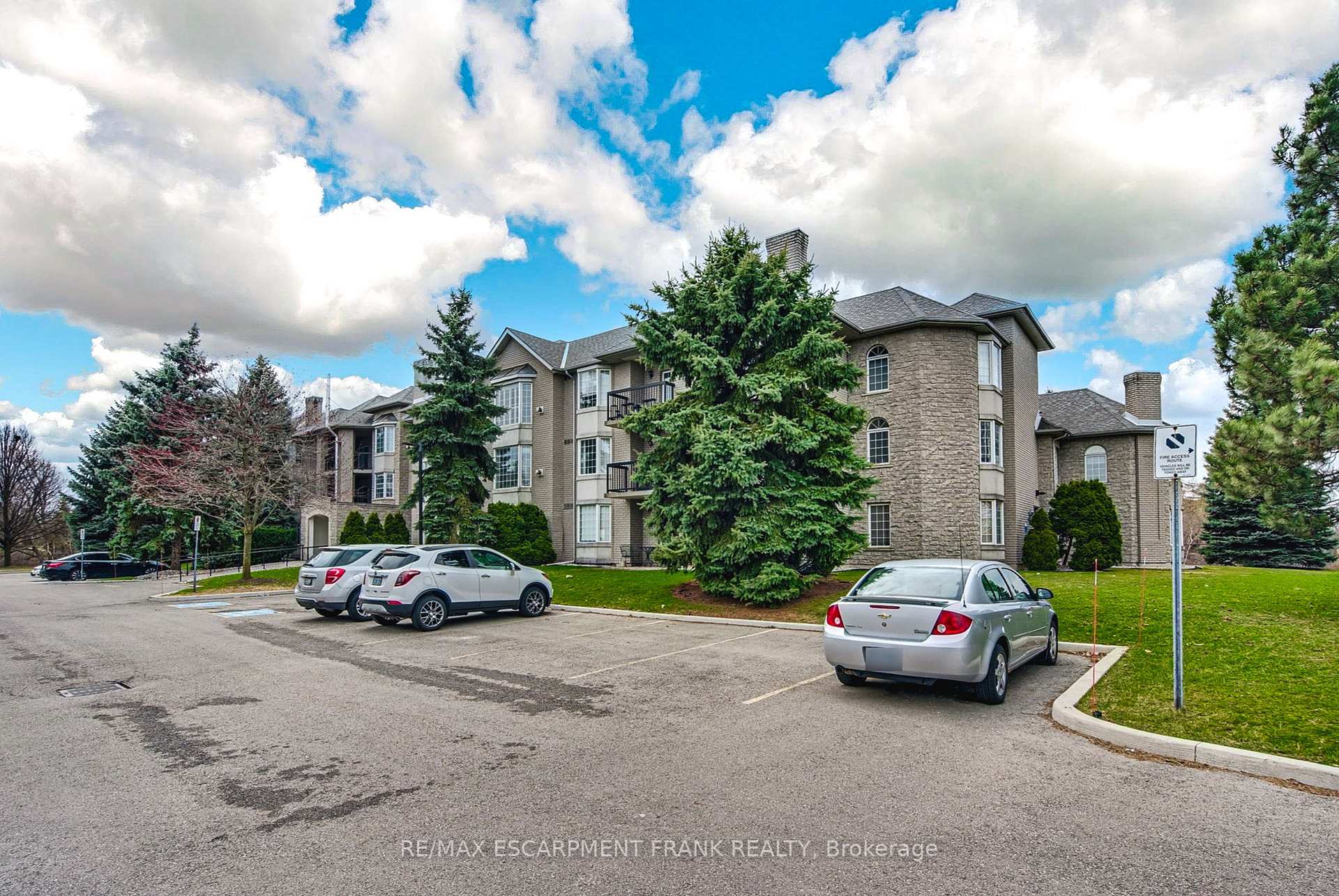 2 Bedrooms Condo at 970 Golf Links,  Hamilton For sale