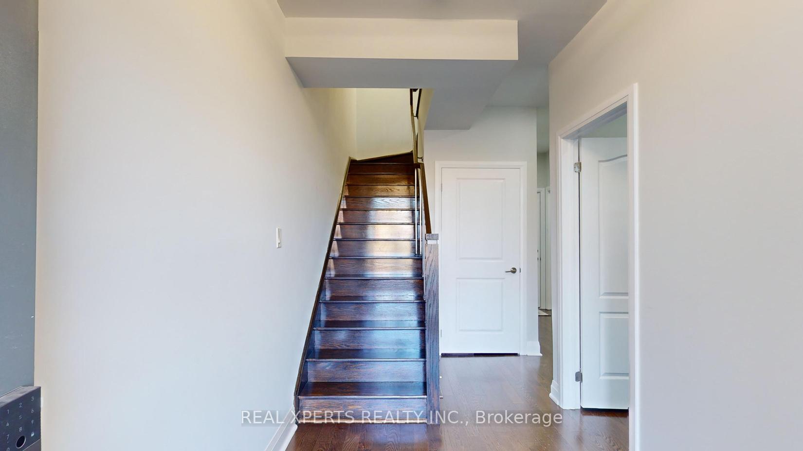4 Bedrooms Condo at 90 Little Creek,  Mississauga For sale