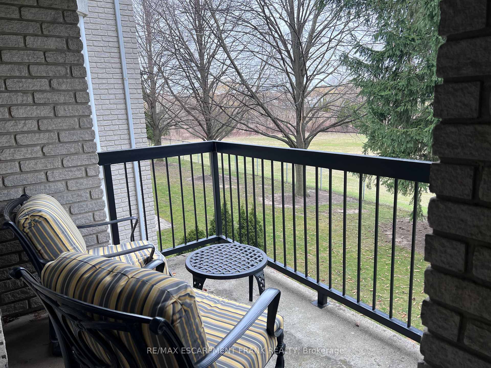 2 Bedrooms Condo at 970 Golf Links,  Hamilton For sale