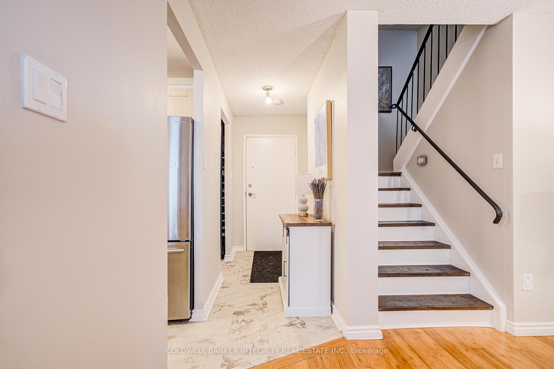 3 Bedrooms Condo at 1036 Falgarwood, Oakville For sale