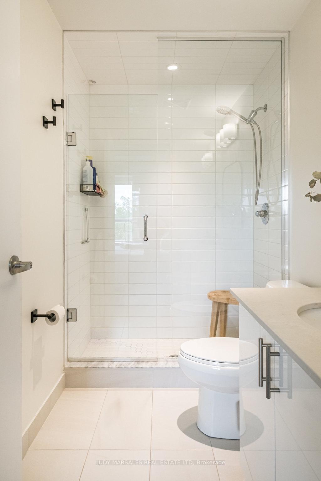 2 Bedrooms Condo at 16 Markle,  Hamilton For sale