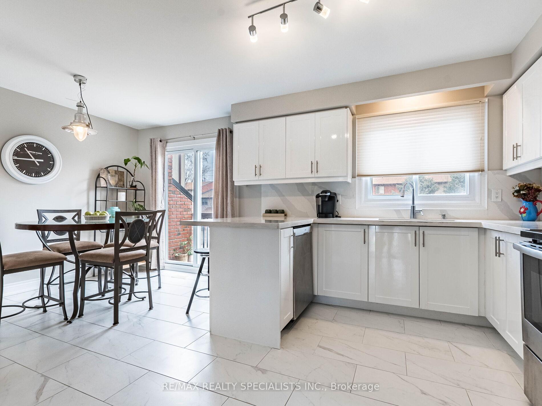 3 Bedrooms Condo at 1764 Rathburn,  Mississauga For sale