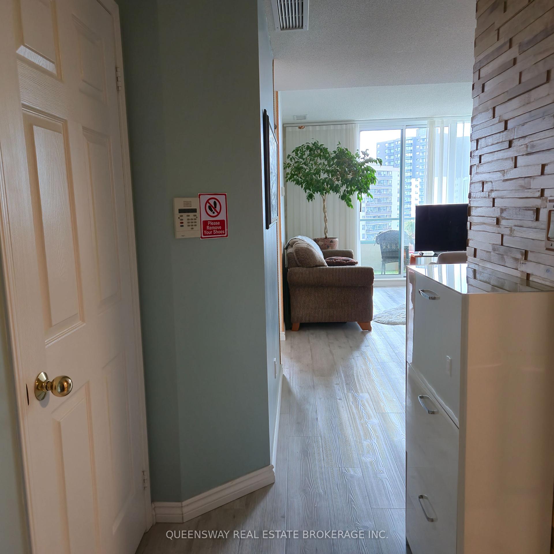 2 Bedrooms Condo at 1 Emerald, Vaughan For sale