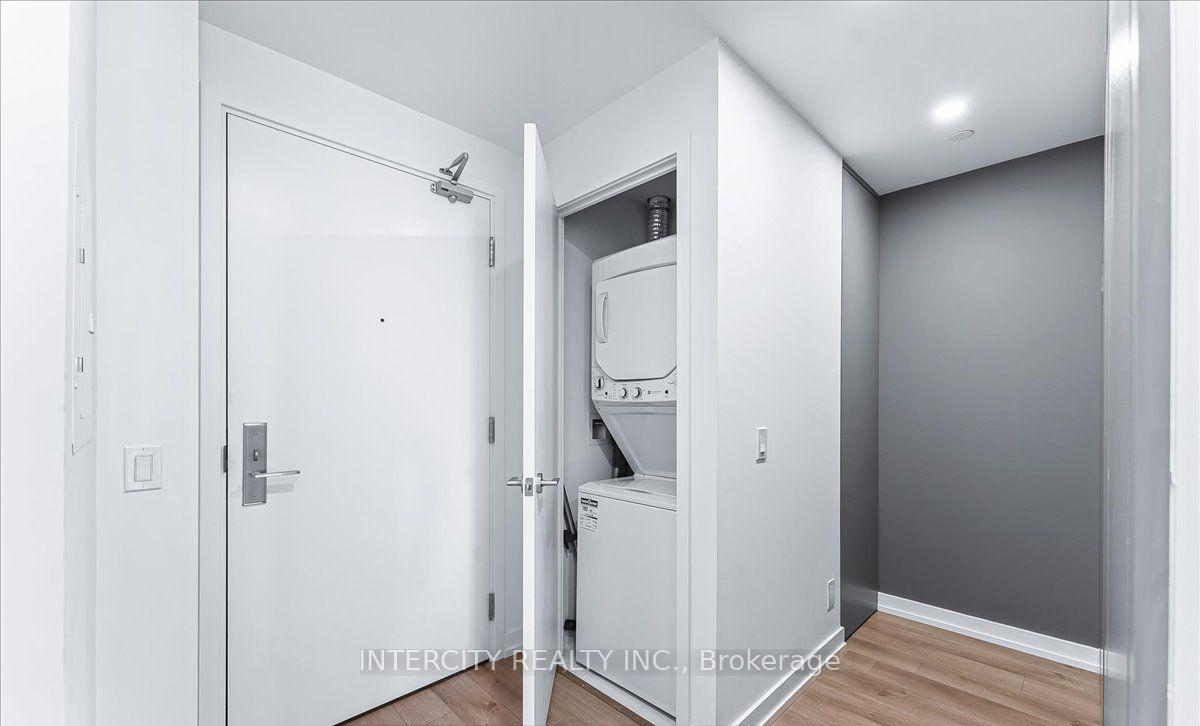 3 Bedrooms Condo at 33 Helendale, Toronto For sale