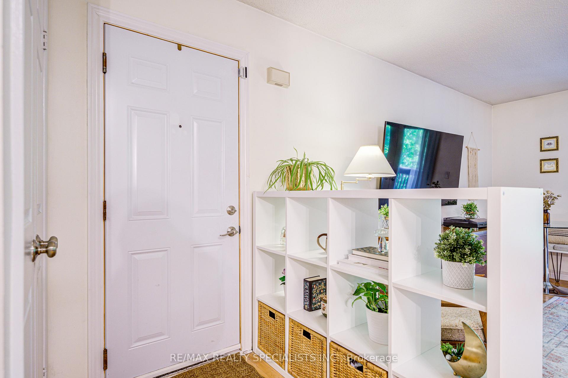 2 Bedrooms Condo at 2030 Cleaver, Burlington For sale
