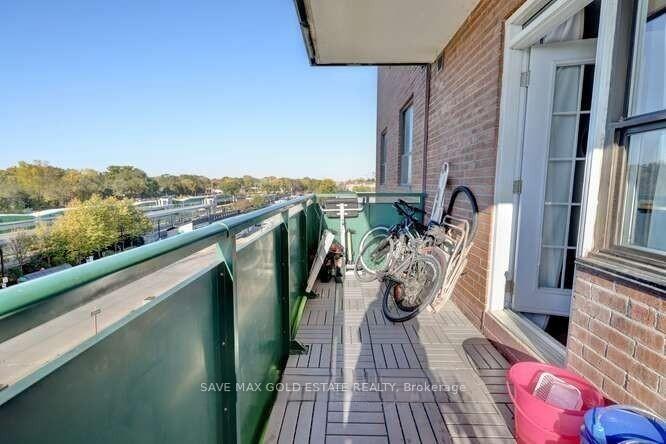 3 Bedrooms Condo at 49 Queen, Mississauga For sale