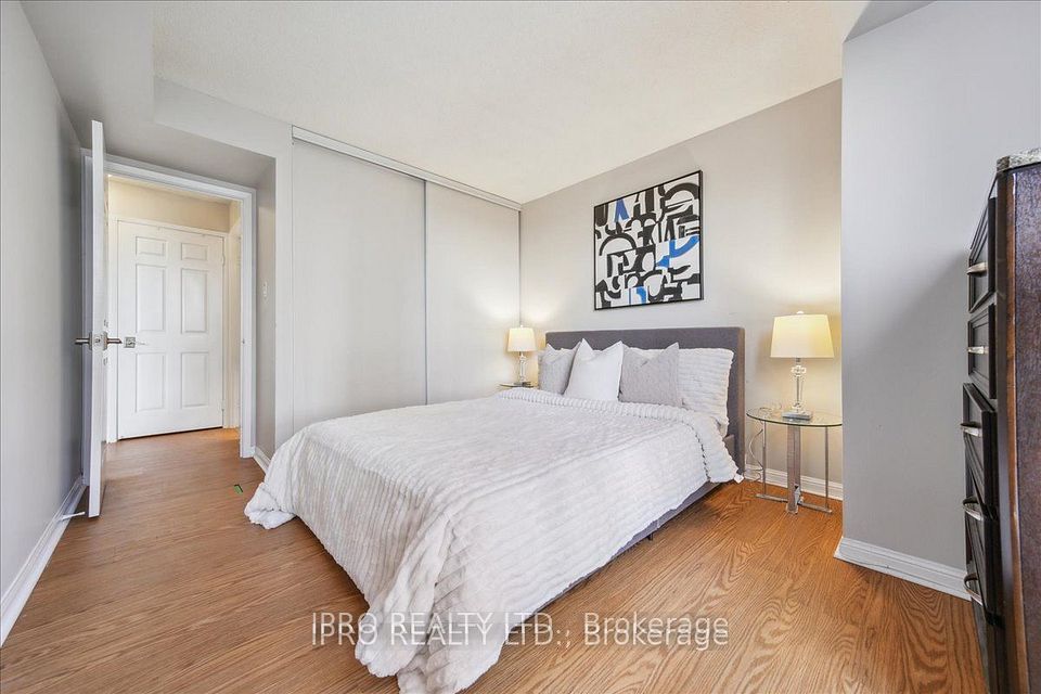 https://trreb-image.ampre.ca/MzCxnWttl5yk2aQk6Mpi1UP5DBJFIAYXbfjUN4bbVPM/rs:fit:960:960/wm:.5:so:0:50:.4/wmsh:10/wmt:PHNwYW4gZm9yZWdyb3VuZD0nd2hpdGUnIGZvbnQ9JzY4Jz5JUFJPIFJFQUxUWSBMVEQuLCBCcm9rZXJhZ2U8L3NwYW4-/L3RycmViL2xpc3RpbmdzLzQwLzk4Lzc0LzE0L3AvZmFhYTZhYTYtY2QxNy00NDI1LTlmZjYtZGZjOTU5NjUzNmNkLmpwZw.jpg