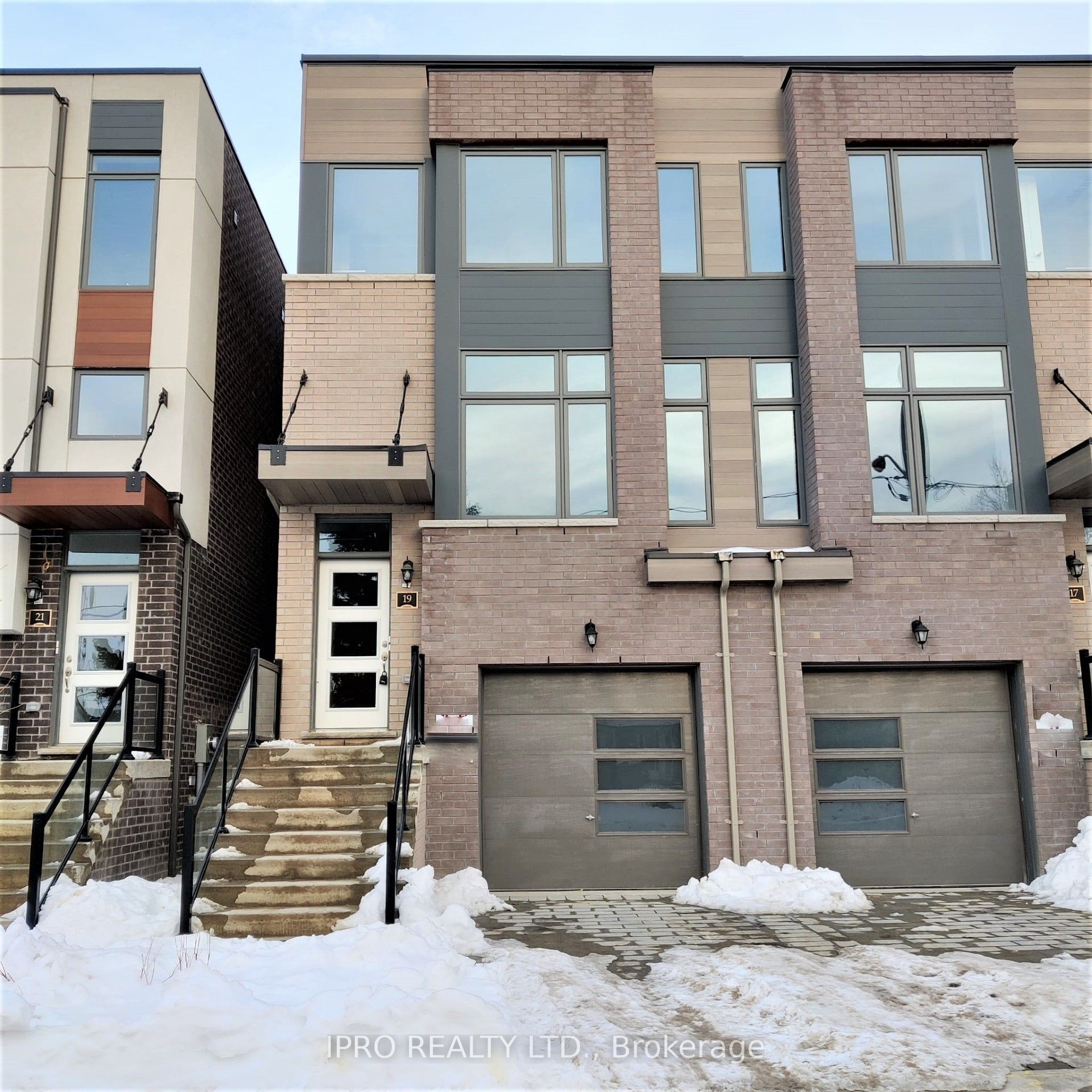 #Upper - 19 Blackstone Street, Toronto, ON M6L 0A5
