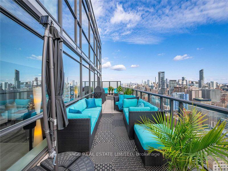 2 Bedrooms Condo at 290 Adelaide, Toronto For sale