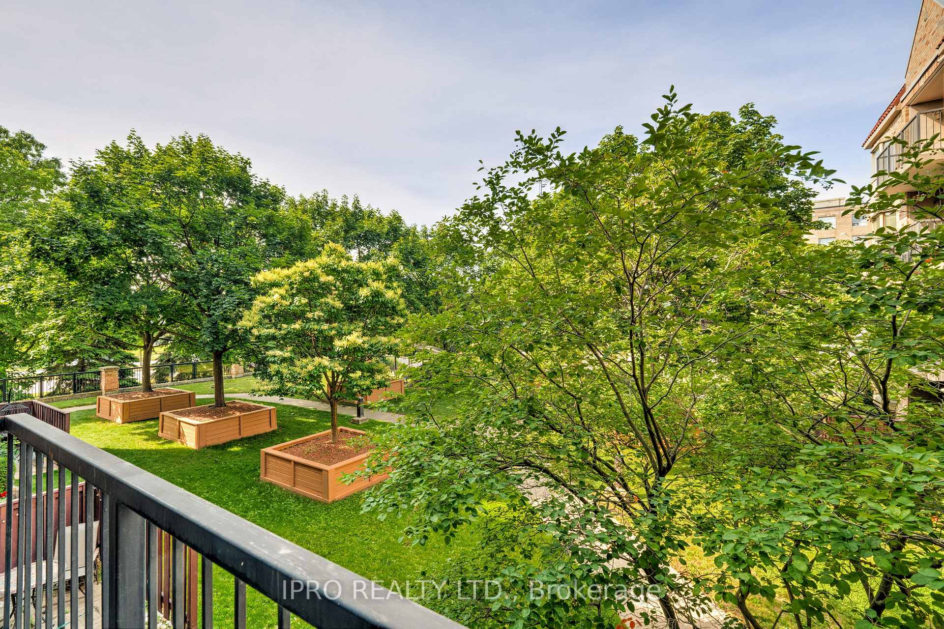 2 Bedrooms Condo at 3499 Upper Middle, Burlington For sale