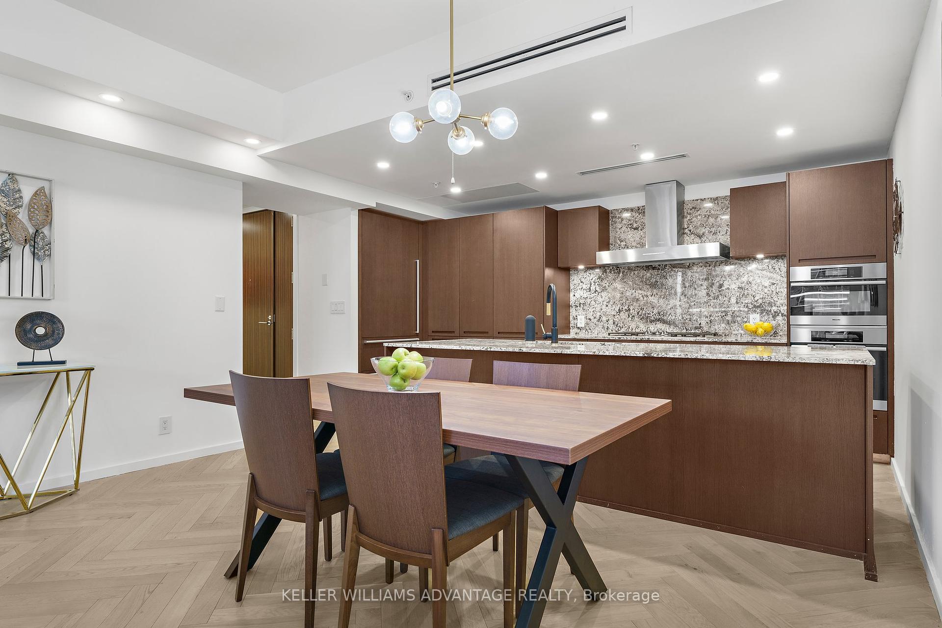 2 Bedrooms Condo at 180 University, Toronto For sale