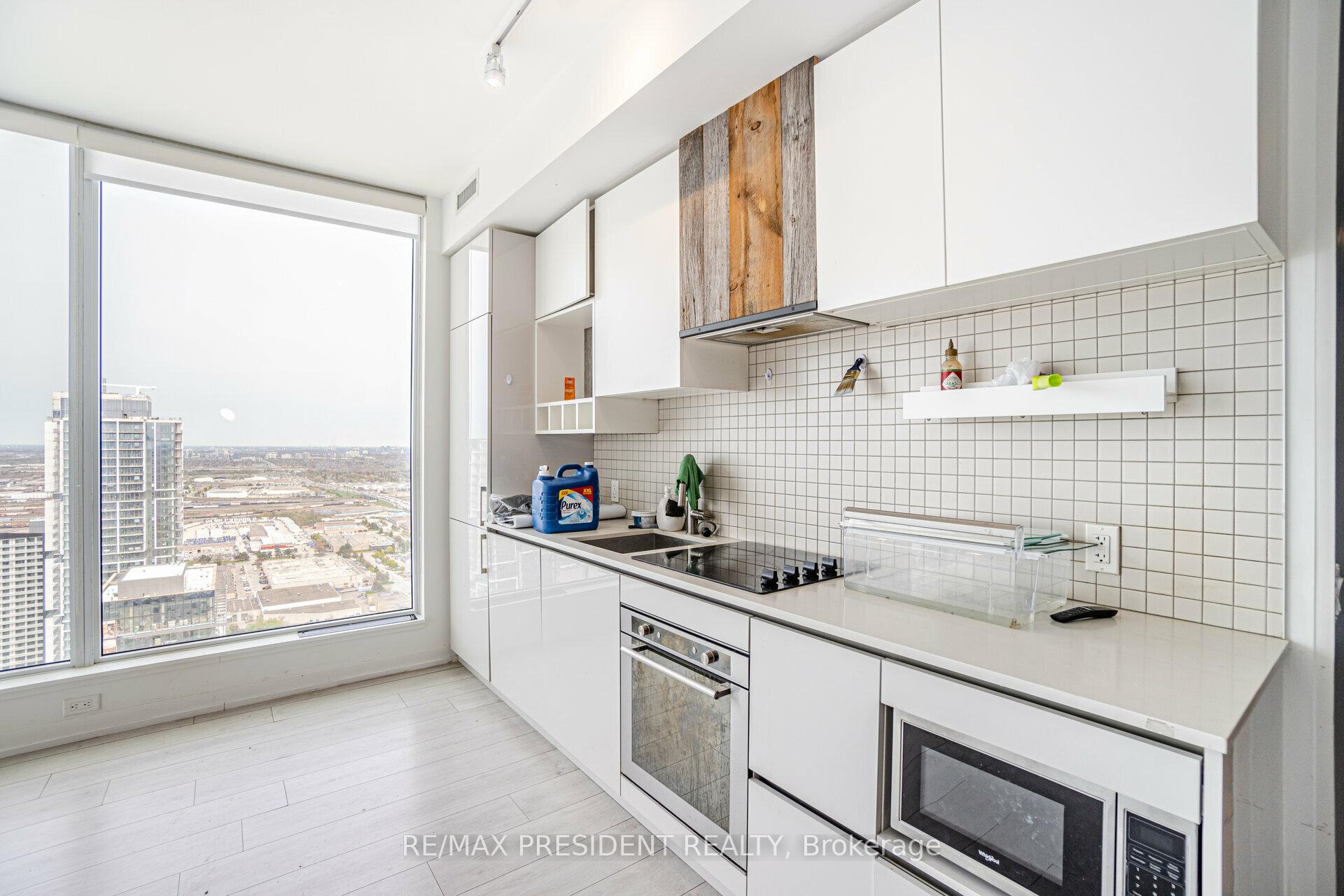 3 Bedrooms Condo at 5 Buttermill, Vaughan For sale