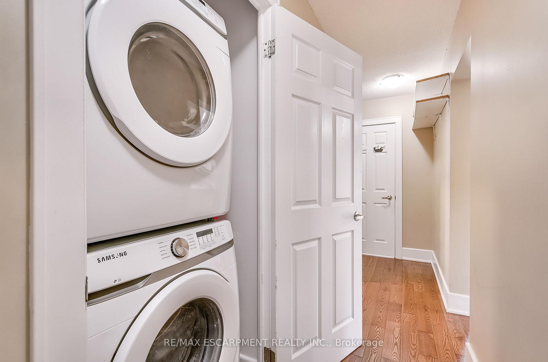 2 Bedrooms Condo at 25 Mountwood, Hamilton For sale
